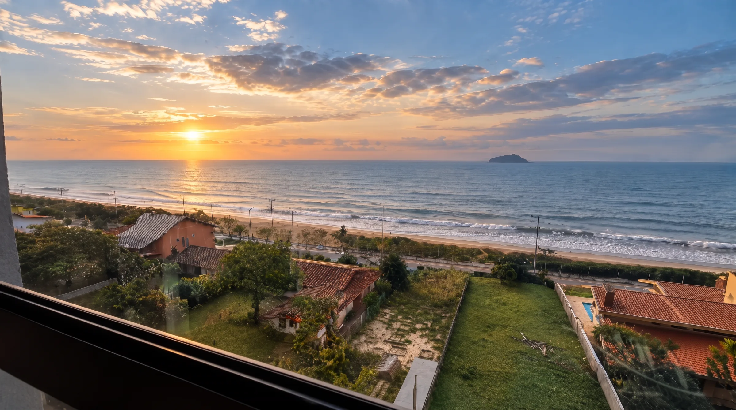 Vista da sacada do KDK, com a praia e o mar de Balneário Piçarras ao amanhecer.